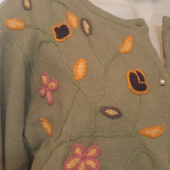 VTG embroidered flower bottom front cardi - Picture 4 of 8
